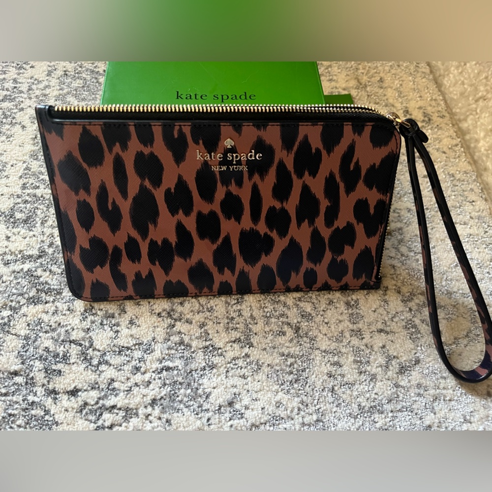 Kate Spade Lucy Medium Style Wristlet in Leopard Print.